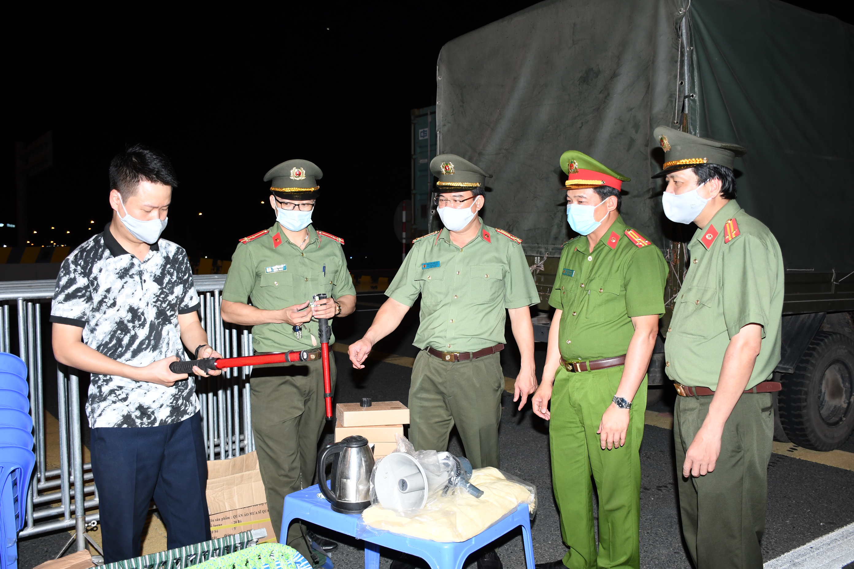 Triển khai lực lượng, phương tiện chốt kiểm soát dịch bệnh COVID-19 liên ngành